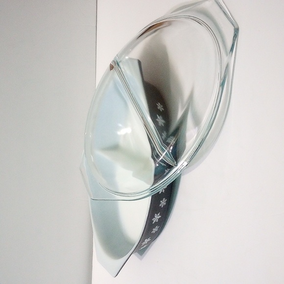 PYREX Cinderella ❄️Snowflake ❄️ Oval Divided Casserole Dish with Lid - Picture 5 of 16